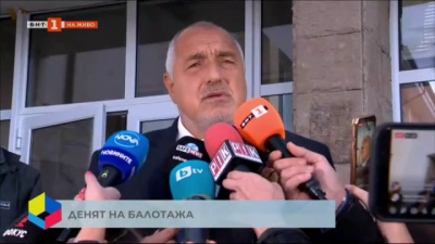 Борисов гласува с хартиена бюлетина в Банкя и намекна за проблем с машинния вот в София и Варна