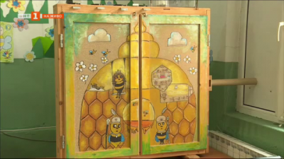 Ученици си направиха собствено пчелно стопанство с кошер-апископ