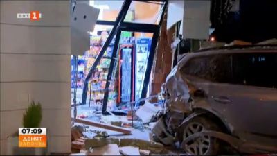 Кола се вряза в магазин в София