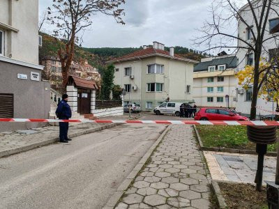 Обир на инкасо автомобил и стрелба в Благоевград, един от служителите е с опасност за живота
