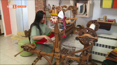 Млада жена пази традициите на ръчното тъкане