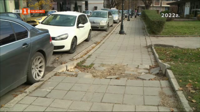 Повече от година се ремонтира пропаднала пътна настилка и тротоар в Русе, въпреки сигналите на хората