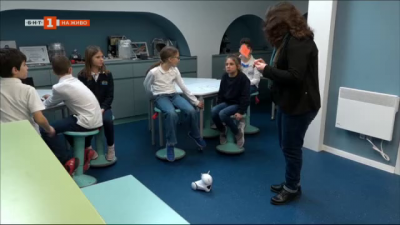 Деца и робот учат заедно