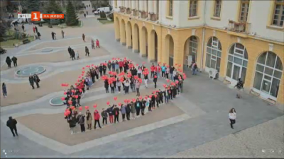 Младежи в Сливен направиха живо сърце в центъра на града 