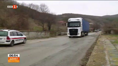 Интензивно движение на тежкотоварни камиони тревожи жителите на девненския квартал “Повеляново”