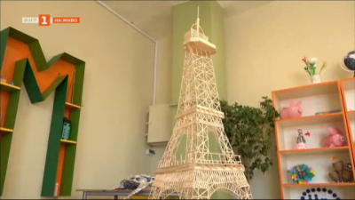 В Бургас момиче направи от клечки макет на Айфеловата кула