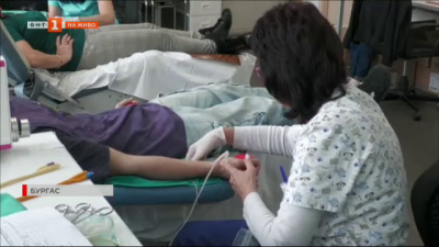 Абитуриенти даряват кръв за първи път в акция “Това не си го правил” в Бургас