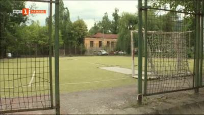 Занемарена спортна площадка е опасна за децата