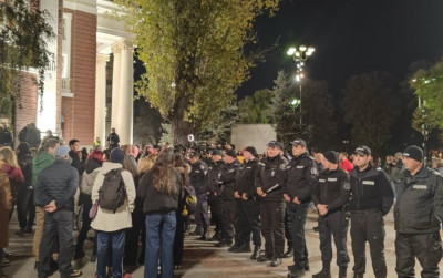 Протест и контрапротест пред Народния театър