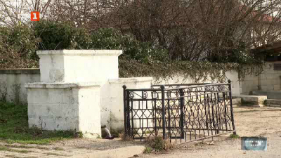 В Доброплодно има църква и джамия