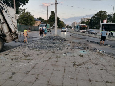 Тежка катастрофа между автомобил и автобус на градския транспорт в София, загинал е сирийски гражданин