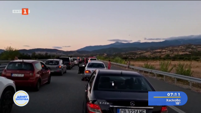 Катастрофа в Кресна блокира движението с часове и в двете посоки