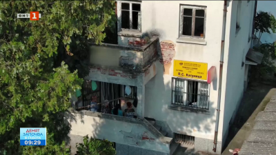 Разговори пред пощата в село Катуница