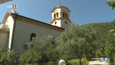 Икони се съхраняват в църквата в Кресна