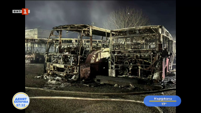 Пожар изпепели автобуси и коли в Костинброд