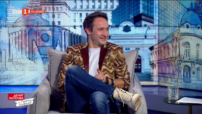 Аз, която те обича - моноспектакъл, но не съвсем