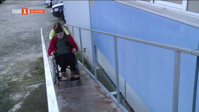 Техническият университет във Варна събра пари за компютър с брайлова система за свой незрящ студент