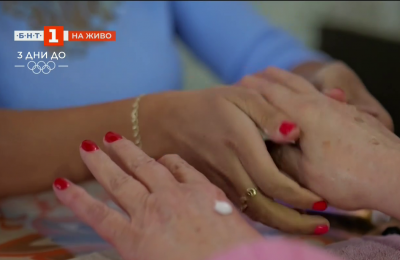 Акция за безплатен маникюр за дами в третата възраст