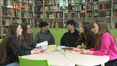 Трима френски гимназисти учат заедно със свои връстници в езикова гимназия в Пловдив