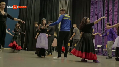 Как един преподавател по история обединява карибските пирати и бароковите танци