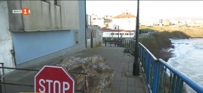 Скално свлачище застрашава домове в Ахтопол