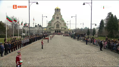 Церемония по издигане на Националното знаме пред паметника на Незнайния воин