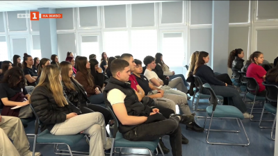 Моето първо работно място: Обучения на завършващи училище за правата и задълженията им на пазара на труда