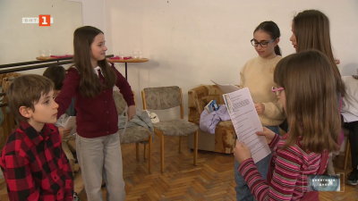 Децата от неделното училище при храма Възкресение Христово играят театър 