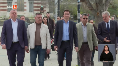 Среща на Крум Зарков и водача на листата на БСП-Обединена левица в Плевен Илиян Йончев с избиратели