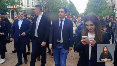 Продължаваме промяната - Демократична България закри предизборната си кампания с шествие в центъра на София .