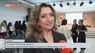 Ученици представят модели на дрехи по авангарден начин