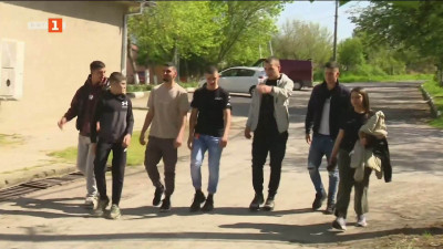 Деца помагат в потушаването на пожар