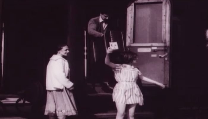 Между релсите