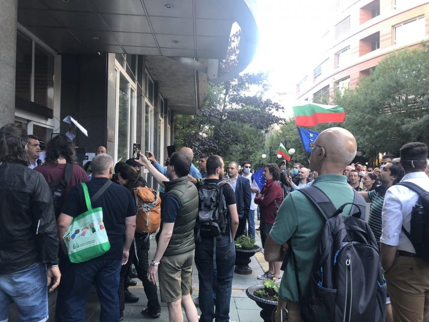 Protesters outside BNT continue to demand the resignation of Director General