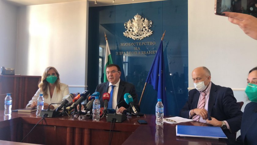 Minister of health announces pay rise for medical workers in Bulgaria