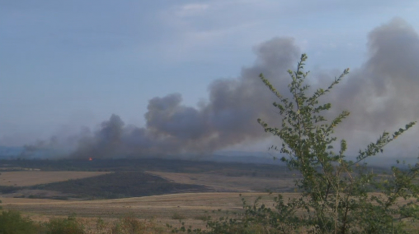 fire fighters battle big wildfire raging southern bulgaria