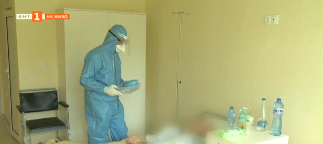 Студенти доброволци помагат в COVID отделението на болницата в Казанлък