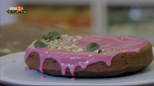 Гювеч с пиле от Азербайджан и шоколадов кейк с червено цвекло и ярка розова глазура