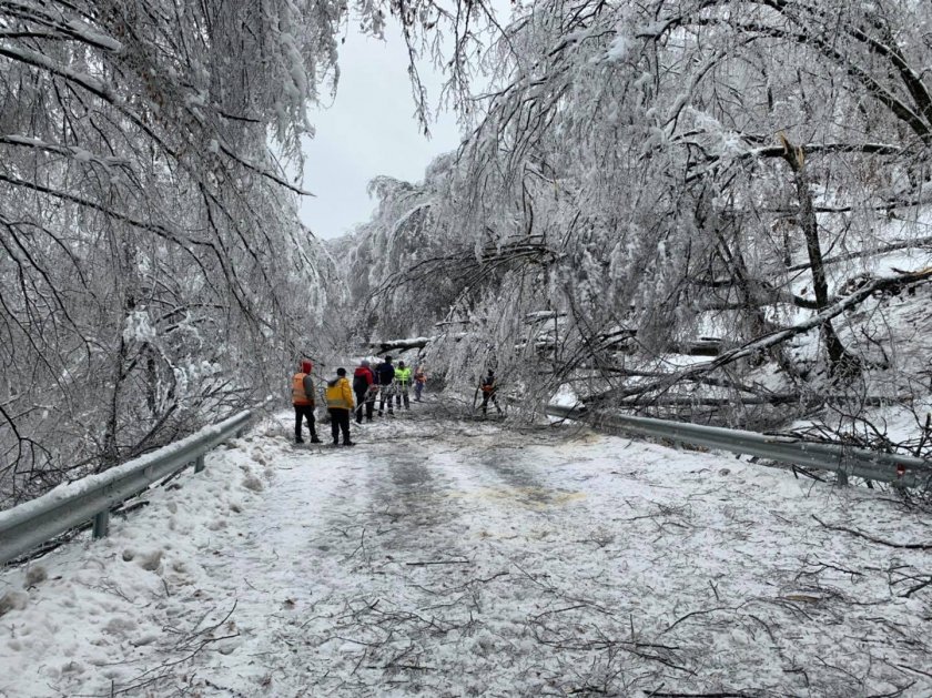 heavy snowfall northwestern bulgaria causes power outages road closures