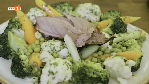Маринована свинска плешка със зеленчуци на пара