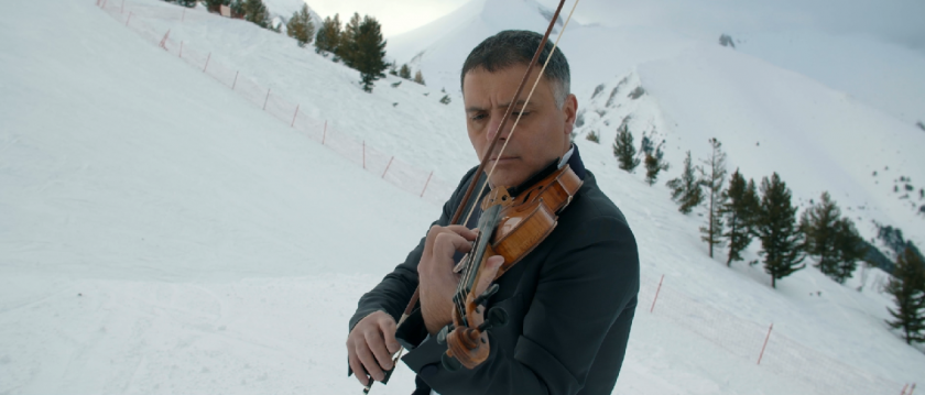 violinist vasko vasssilev plays vivaldi ski under peaks bulgariarsquos pirin mountain video