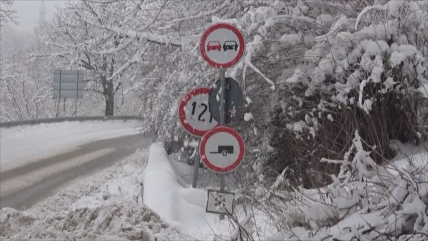 Complicated road traffic due to heavy snow fall in the Rhodope mountains