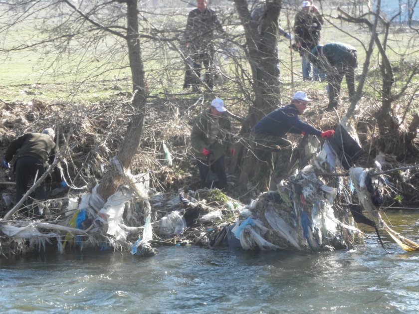 volunteers clean mesta riverbed near town belitsa