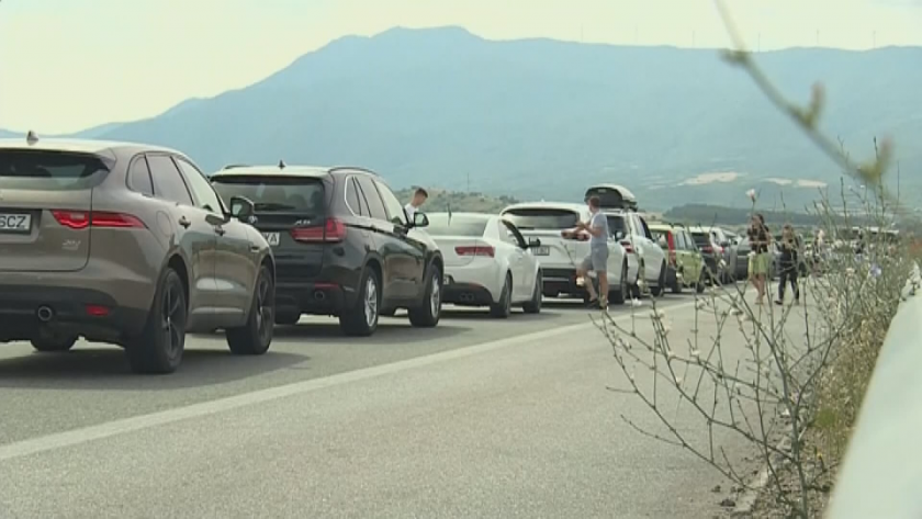 Long queues of cars at Kulata border crossing with Greece