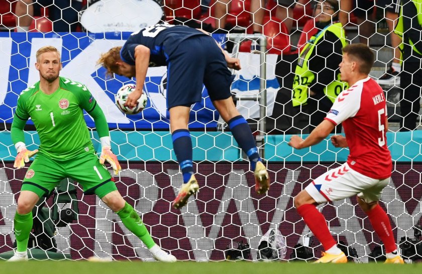 Мачът Дания - Финландия от ЕВРО 2020 бе подновен в 21:30 ч.