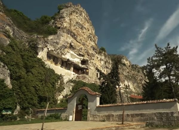 Скалните манастири в България