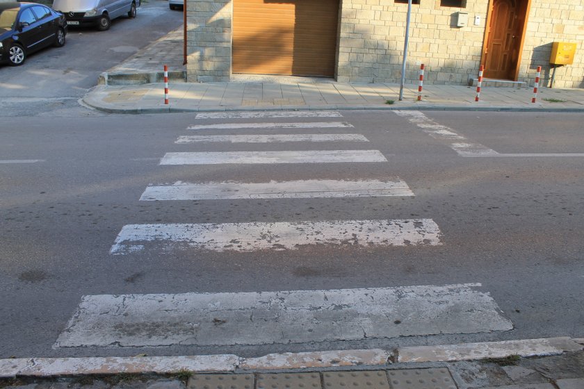 Изтрити пешеходни пътеки създават потенциална опасност за инциденти на пътя