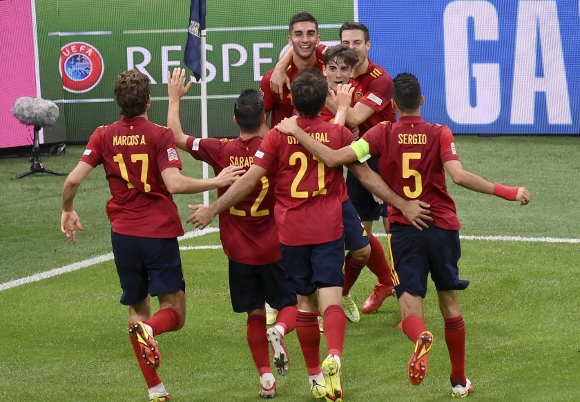 Испания развенча непобедимата Италия за исторически финал в Лигата на нациите