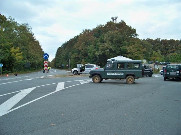 bulgarian border police detained illegal migrants drivers transporting them