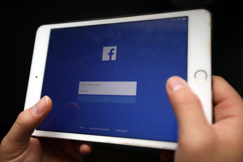 Какво знае Фейсбук за нас и как го използва